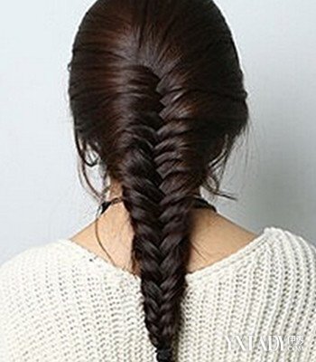 侧面蜈蚣辫子的编法_侧面蜈蚣辫教程一步一步教_侧蜈蚣辫的编法