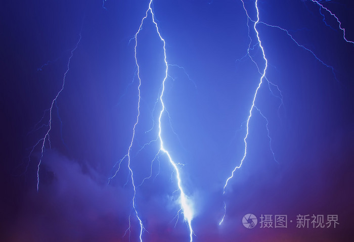 疯狂雷电路_疯狂雷电_雷电狂风暴雨图片