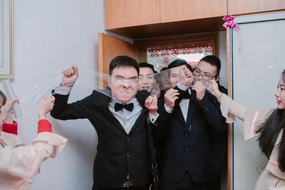 伴娘堵门的小游戏_堵门伴郎伴娘互动游戏_伴娘堵门整伴郎游戏