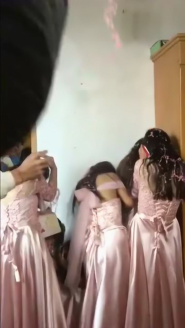 堵门伴郎伴娘互动游戏_伴娘堵门整伴郎游戏_伴娘堵门的小游戏