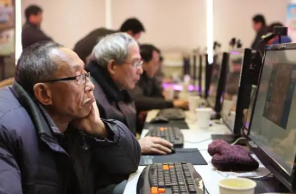 98岁人的手机游戏-98岁老人玩手机游戏，重新定义生活乐趣