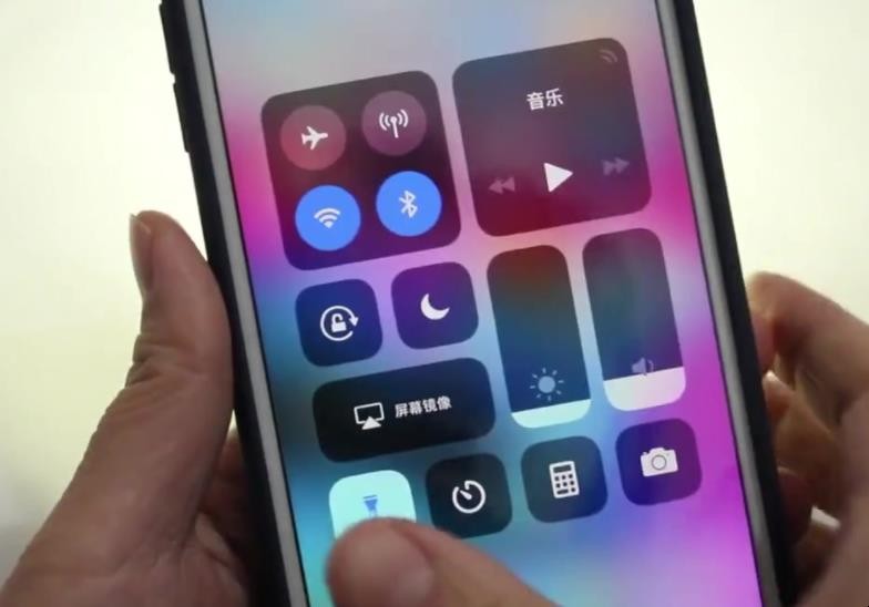 iphone手电筒打开没反应_苹果11手电筒怎么打不开_苹果电筒开关