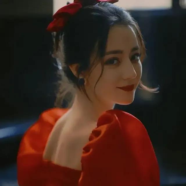 迪丽热巴打游戏_迪丽热巴打游戏用的手机_迪丽热巴玩游戏