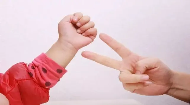 用手指玩游戏_吃手手攻略_吃手指手机游戏