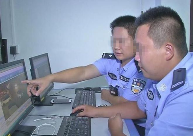 大家用手机怎么玩吃鸡游戏-手机吃鸡攻略大揭秘！毒圈逼近，敌人