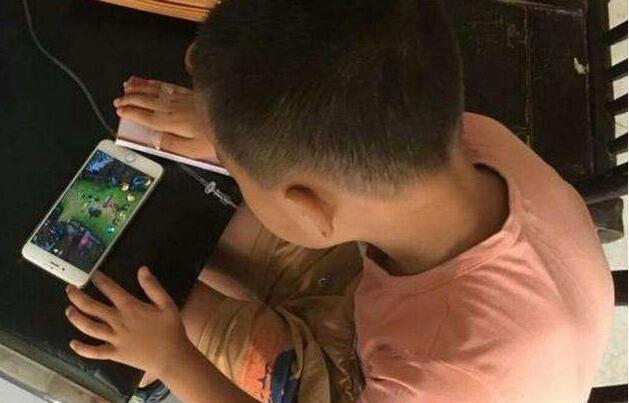 沉迷男童手机游戏怎么解决_沉迷男童手机游戏怎么办_5岁男童沉迷手机游戏