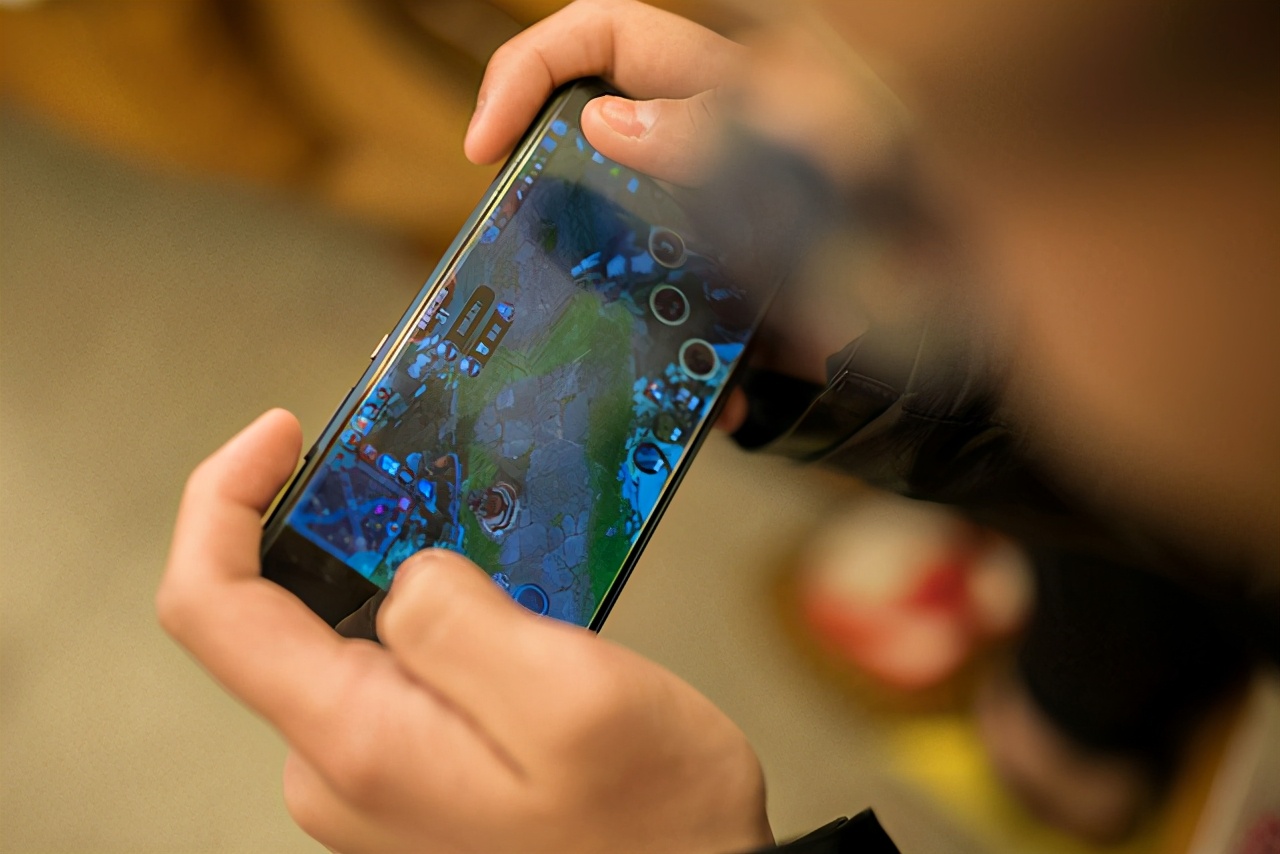 3岁半宝宝开手机游戏_宝宝开手机游戏视频_宝宝玩的手机游戏