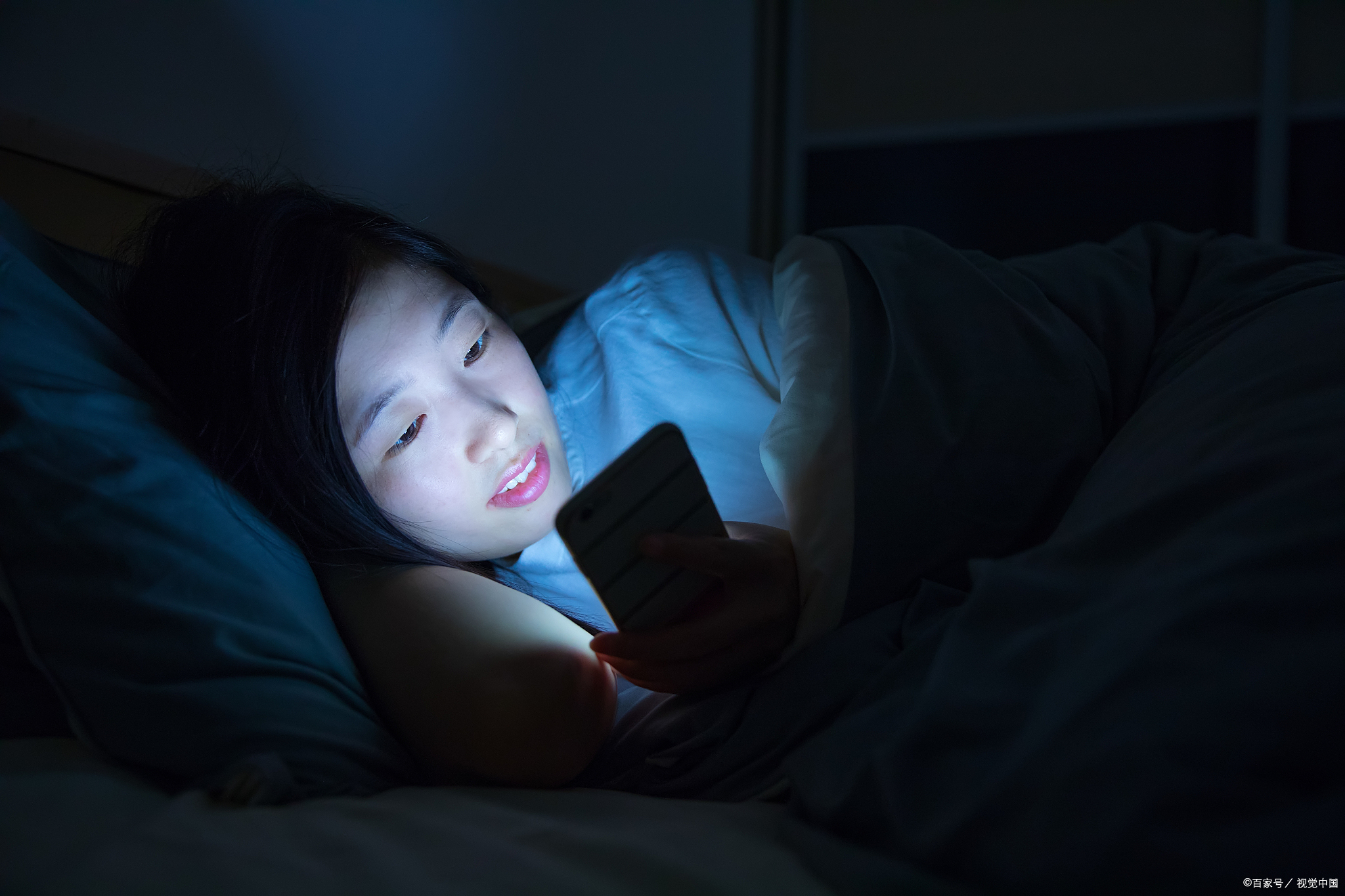 一玩手机游戏眼睛就重影_车上玩手机游戏伤眼睛吗_坐车打游戏眼睛会坏吗