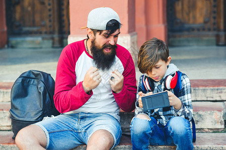 玩儿子手机游戏违法吗_孩子耍手机游戏_9岁儿子玩手机游戏怎么玩