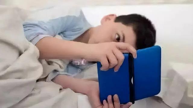 玩儿子教育手机游戏违法吗_儿子玩手机游戏怎么教育_儿子玩手机游戏的说说