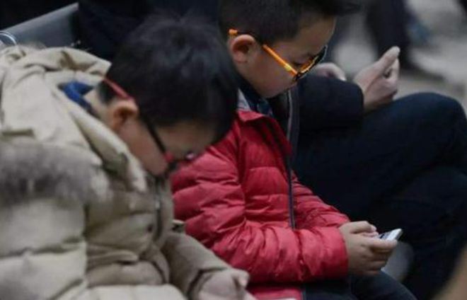 玩手机游戏孩子怎么教育_跟孩子玩什么手机游戏_跟孩子玩什么手机游戏