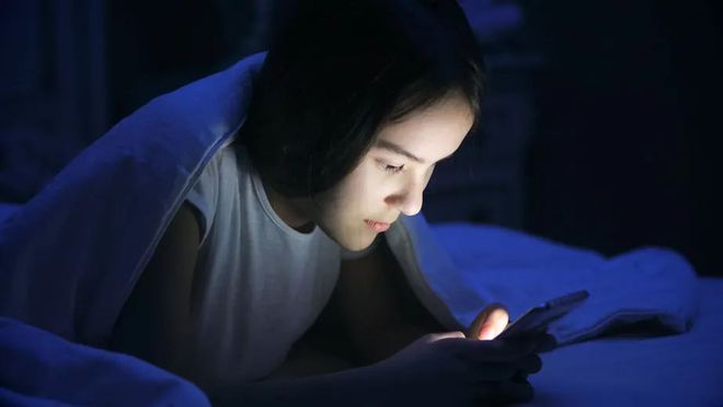小伙玩手机游戏视频_小伙子玩游戏_25岁小伙玩手机游戏吗