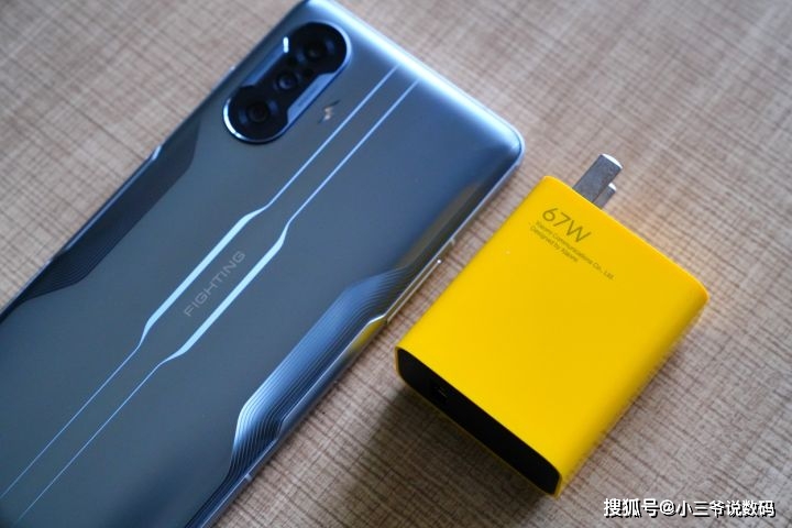 搭载快充的游戏手机哪个好_什么手机充游戏便宜_给手机充电的小游戏