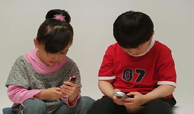大人小孩玩手机好游戏吗_大人给小孩玩手机游戏好吗_大人玩手机小孩也要玩怎么办
