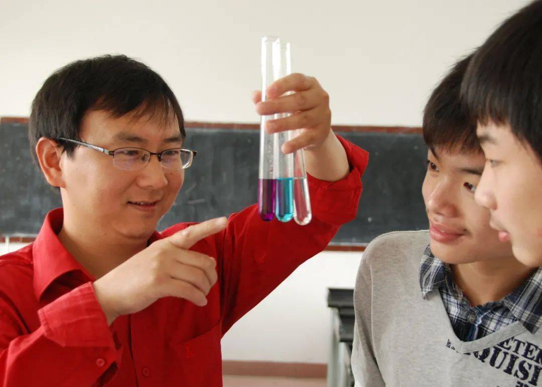 二中化学老师用手机玩游戏_沈阳二中化学老师杨威_北京密云二中化学老师