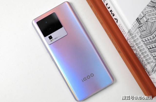烫发的时候玩手机_iqoo3手机打游戏发烫_烫头发能玩手机吗