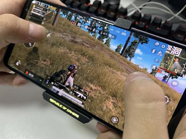 键盘玩手游吃鸡_吃鸡游戏键盘对比手机_键盘玩吃鸡用什么软件