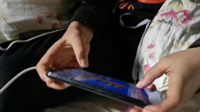 男生玩游戏视频_视频男孩玩打手机游戏_7岁男孩玩手机打游戏视频