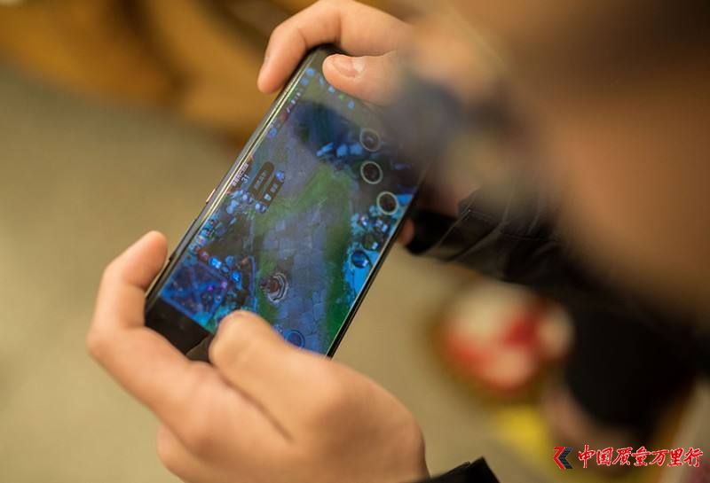 00后男孩玩手机游戏视频_00后打游戏_00后玩手机都玩什么