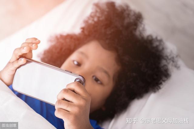 小孩拿玩手机游戏的危害_7岁小孩拿手机玩游戏_小孩拿玩手机游戏好吗