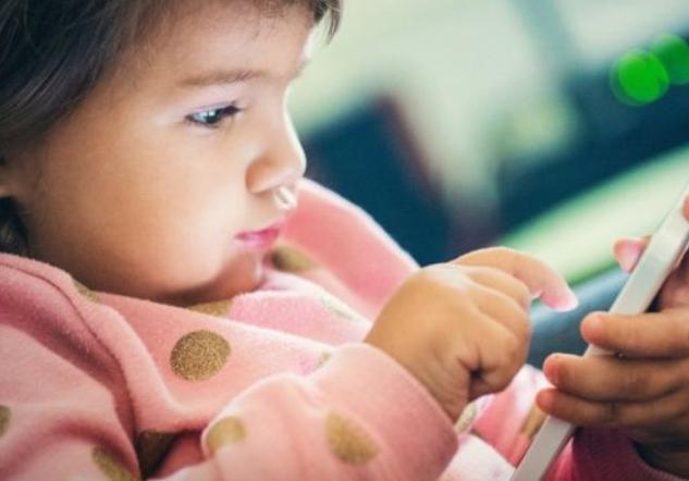 小孩拿玩手机游戏好吗_小孩拿玩手机游戏的危害_7岁小孩拿手机玩游戏