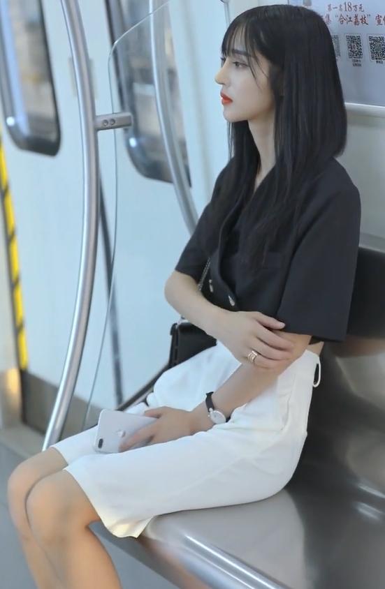 一个在地铁女人物拿枪的游戏_女孩地铁游戏_地铁美女手拿手机游戏解说