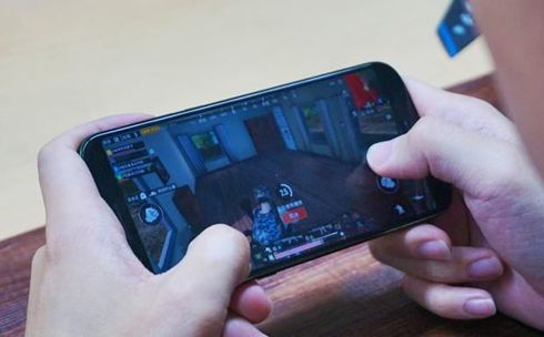 初二学生玩手机上瘾怎么办啊_初二学生玩游戏迷上手机_初二学生沉迷手机