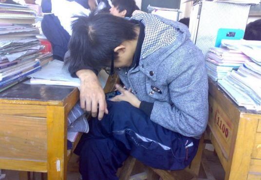 初二学生沉迷手机_初二学生玩游戏迷上手机_初二学生玩手机上瘾怎么办啊
