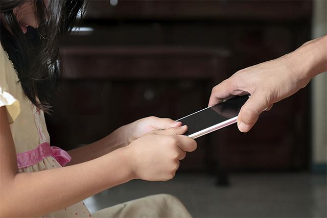 手机游戏毁了孩子_游戏害了孩子_被手机游戏耽误的小孩子