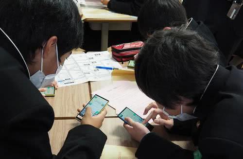 高中生玩手机游戏_高中男孩正常玩手机游戏吗_高中男孩玩手机游戏正常吗