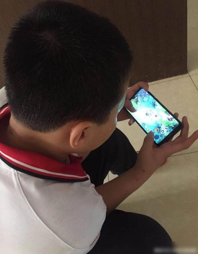 游戏小孩玩手机怎么教育_4岁小孩玩的游戏手机游戏_小孩玩手机游戏有什么危害