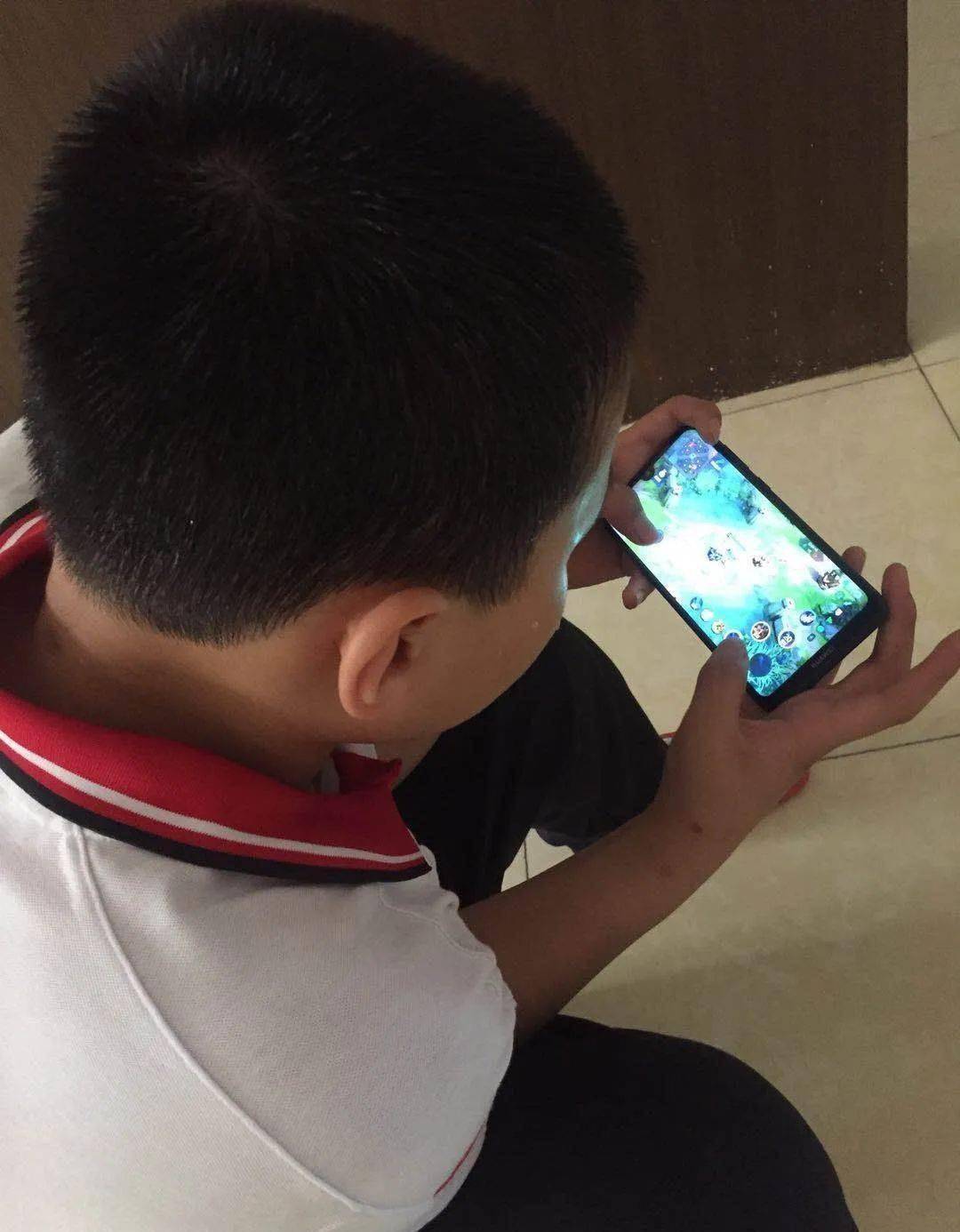 该小孩玩手机游戏怎么教育_该不该跟小孩玩手机游戏_小孩玩手机游戏有什么危害