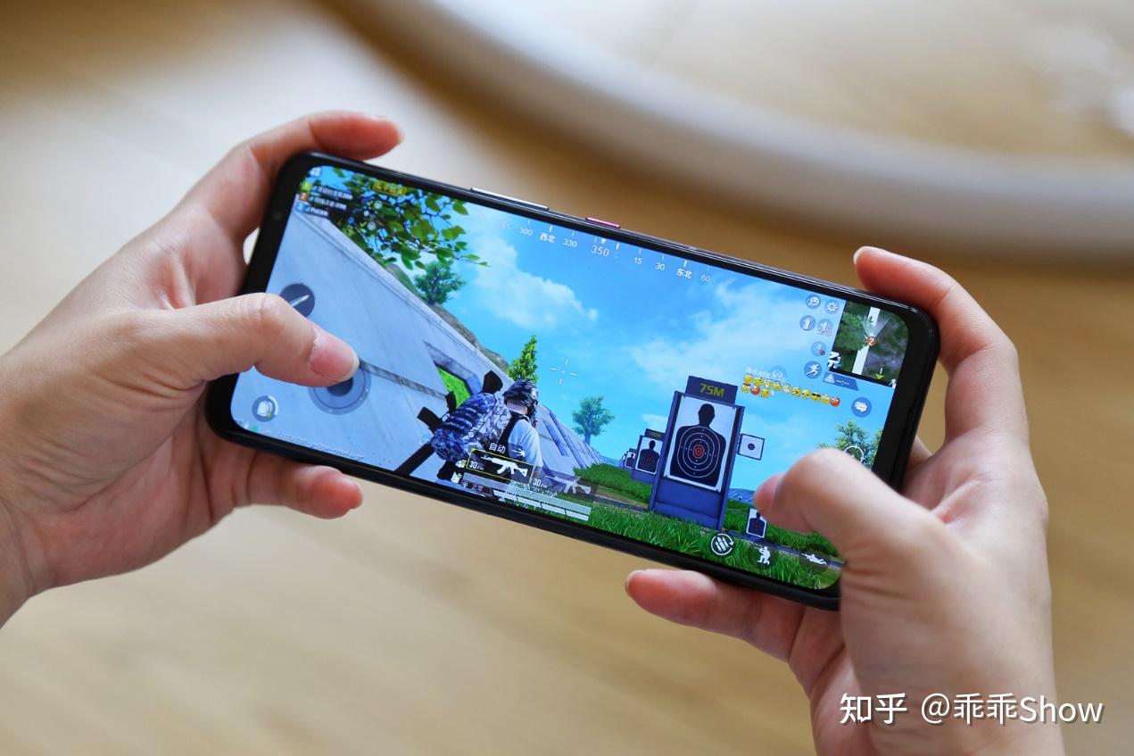 玩游戏拿手机姿势_打手机游戏正确坐姿_打游戏正确拿手机姿势视频