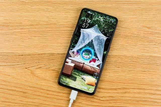 手机插电玩游戏损坏电池_手机充电玩游戏会损坏电池吗_充电打游戏手机会坏吗吗