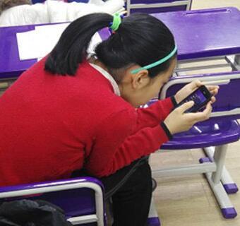 女儿玩游戏_发现女儿用手机玩游戏_14岁女儿打手机游戏