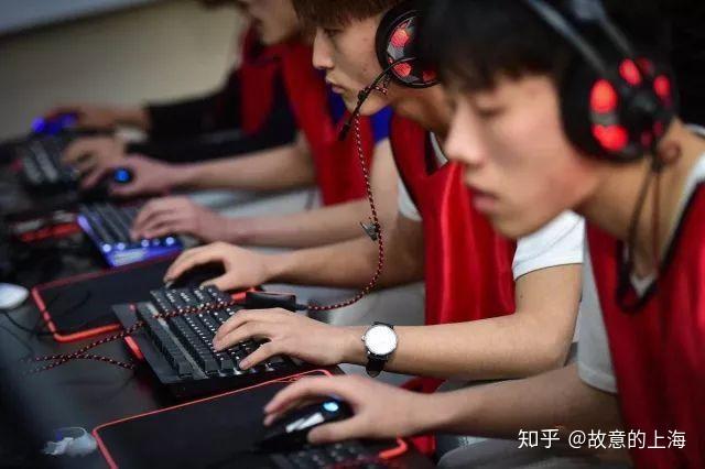 打游戏不务正业砸手机的人_土豪砸手机xiao游戏_玩家打砸游戏公司