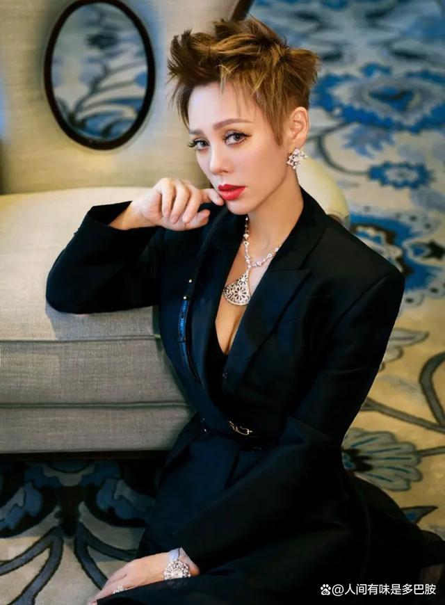 电眼美女手机版游戏_触动美女手机游戏_手机戳美女屁屁游戏