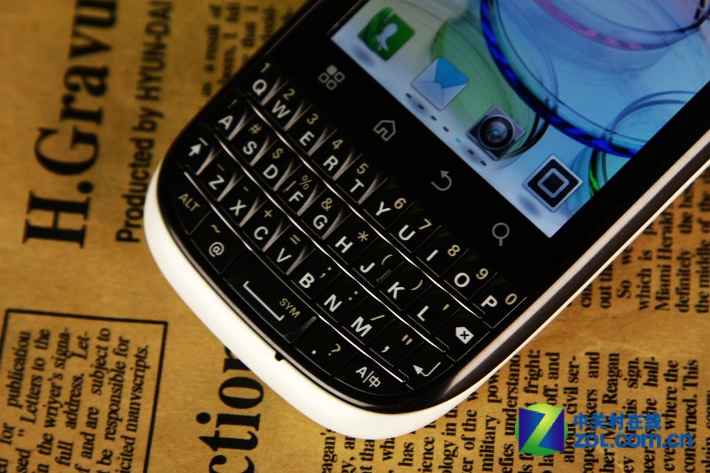 MOTO游戏键盘手机_键盘手机游戏爬天梯_键盘手机游戏金字塔异形枪