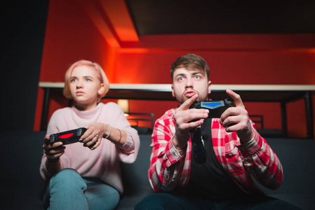 大一男生玩打手机游戏正常吗_大学男生打游戏现状_大一男生打游戏玩手机吗