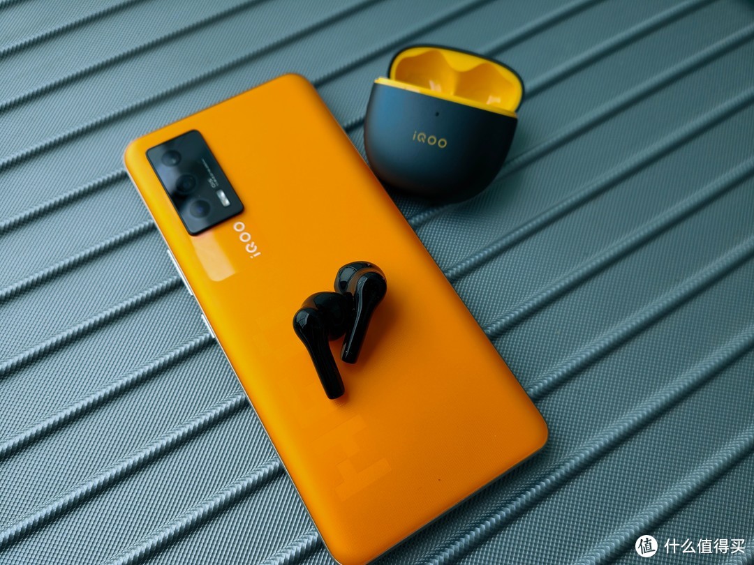 手机玩游戏插耳机搁手_耳机加手机游戏声音_1加手机游戏耳机