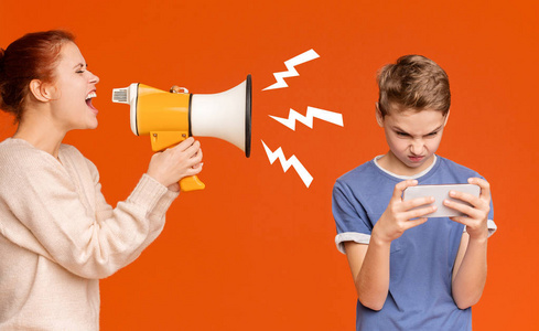 耳机加手机游戏声音_手机玩游戏插耳机搁手_1加手机游戏耳机