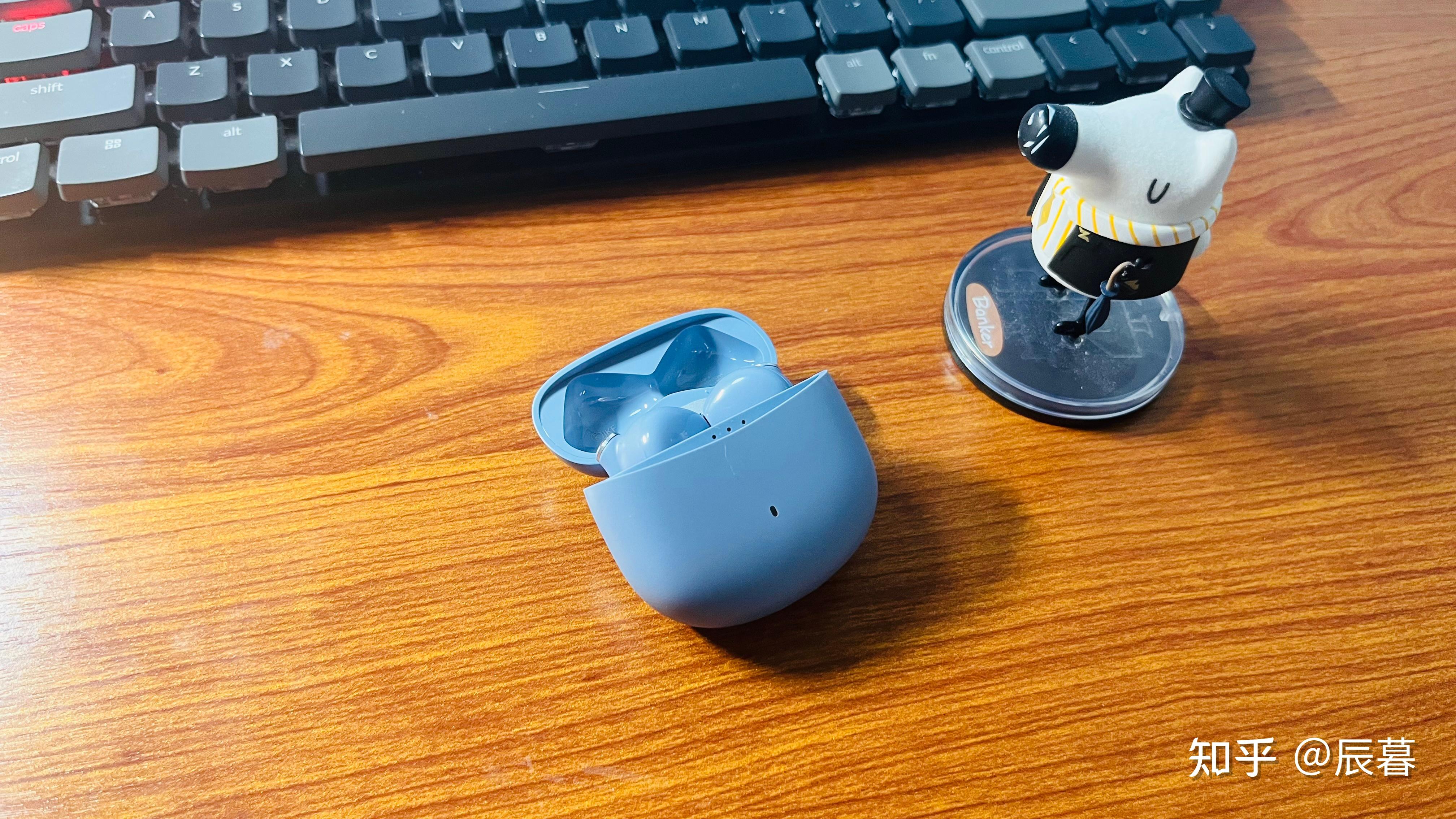 手机玩游戏插耳机搁手_1加手机游戏耳机_耳机加手机游戏声音