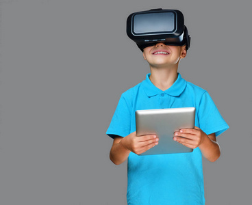 戴眼镜能玩vr_带眼镜能用vr眼镜_vr眼镜能用手机玩游戏吗