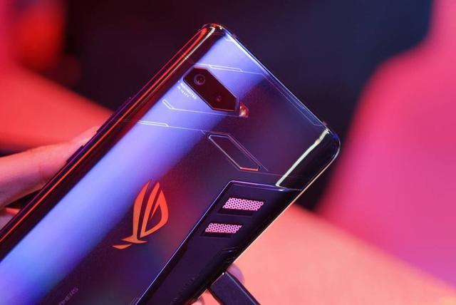 rog游戏手机3玩吃鸡视频_视频手机游戏挠痒痒_rog 2游戏手机的视频