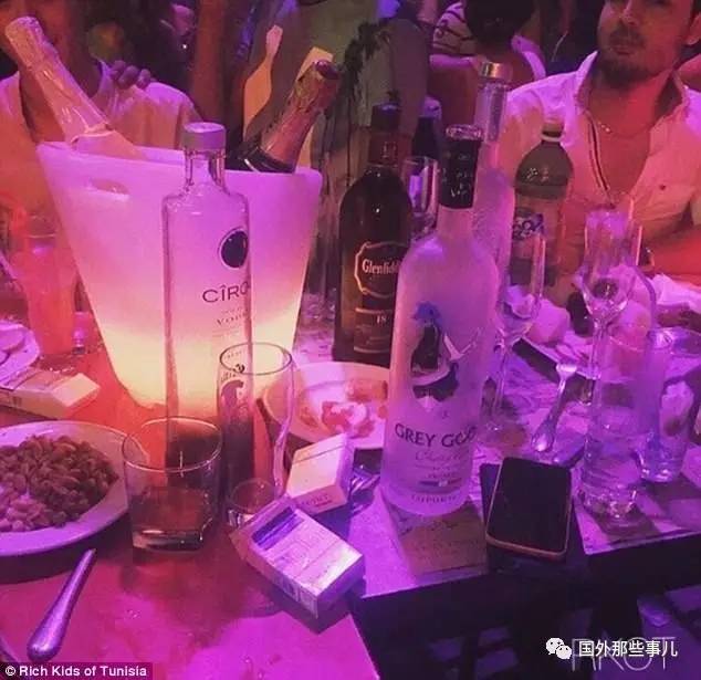 苹果1代手机卖多少钱_富二代卖游戏手机版_att2代连环炮手机版
