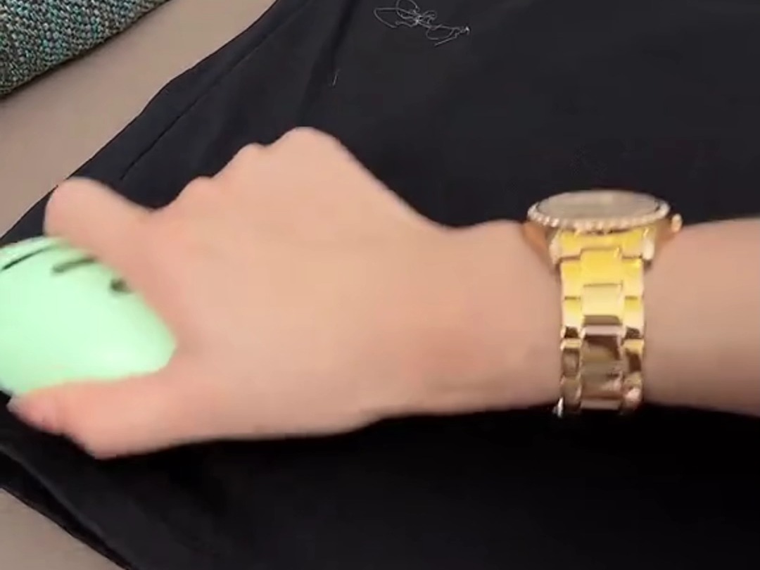 灰尘屏幕_打游戏手机屏幕脏_打游戏手机外屏有灰尘