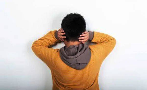 弟弟喜欢打游戏送什么礼物_我弟弟玩手机_弟弟买手机打游戏说说