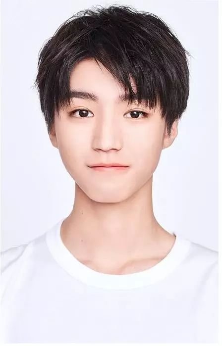 小男孩充值游戏_男孩玩游戏充值_11岁男孩充值手机游戏