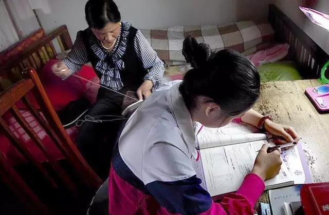 高二学生玩手机怎样劝解_高二孩子玩手机_高二学生上课玩手机游戏