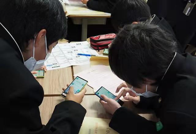 高二学生玩手机怎样劝解_高二学生上课玩手机游戏_高二孩子玩手机